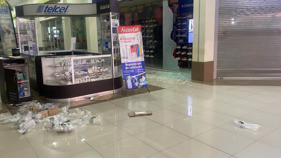 Grupo armado saquea tres tiendas en una plaza de Barrancos en Culiacán