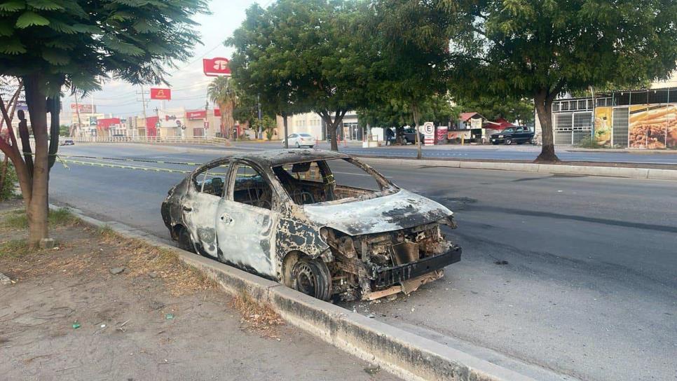 Sujetos armados bloquean parte del bulevar Lola Beltrán y queman un vehículo en Culiacán