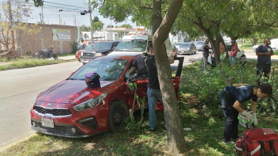 Accidente en glorieta de Dorados de Villa, Mazatlán termina con dos autos sobre el camellón