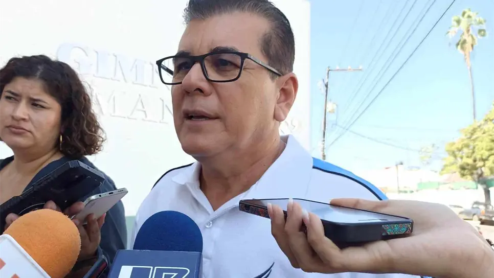 Edgar González atendiendo a los medios de comunicación. FOTO: Luz Noticias