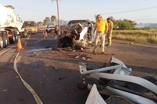 Mueren padre e hijo al impactarse contra un tráiler en la México 15, en Ahome