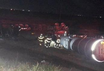 Se voltea pipa con 60 litros de gasolina en Guasave, bloqueados los dos carriles