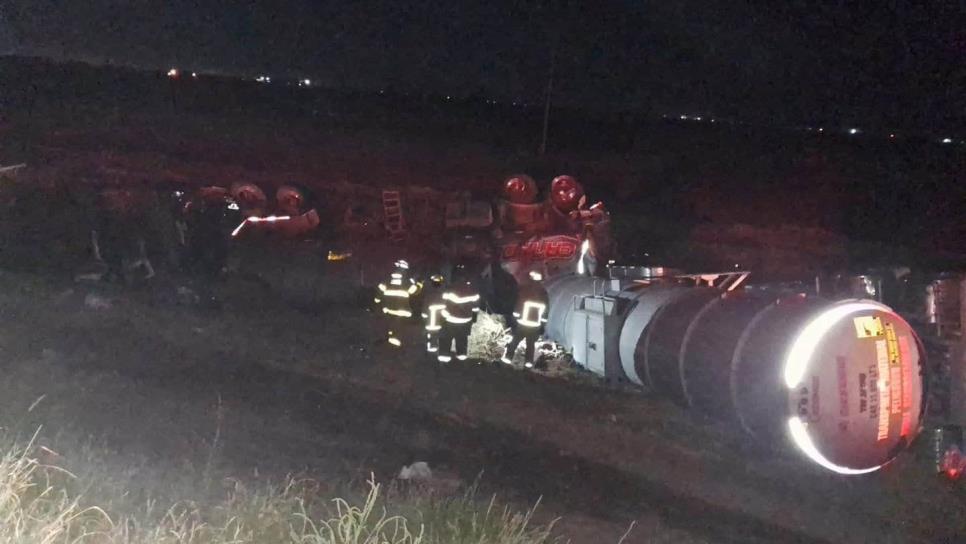 Se voltea pipa con 60 mil litros de gasolina en Guasave, bloqueados los dos carriles