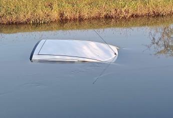 Localizan un vehículo en un canal de riego en Ahome; estaba abandonado