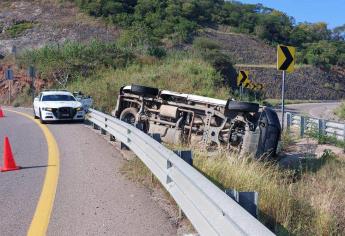 Tres lesionados al volcar camioneta en que viajaban por la México 15, al norte de Mazatlán