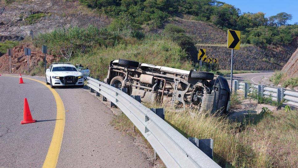 Tres lesionados al volcar camioneta en que viajaban por la México 15, al norte de Mazatlán