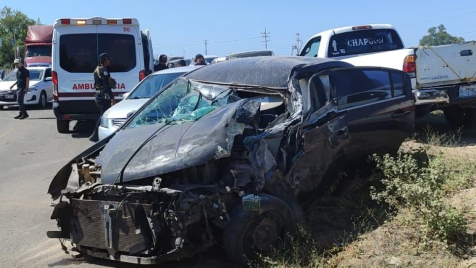 Joven termina lesionado y prensado tras invadir carril en su vehículo cerca de Mayocoba, Ahome