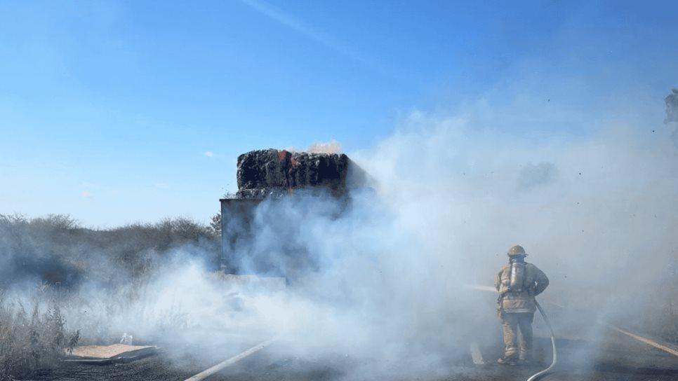 Incendio de tráiler en Buenos Aires, Elota provoca cierre de la Mazatlán-Culiacán