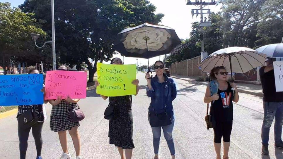 Padres de familia toman escuela Luis Donaldo Colosio y cierran avenida, exigen reparación eléctrica