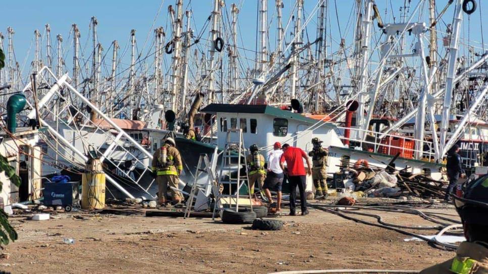 Incendio en barco camaronero deja a dos trabajadores lesionados con quemaduras