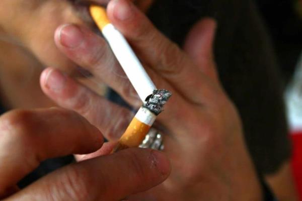 En tu trabajo, ¿te pueden prohibir salir a fumar? Esto dice la LFT