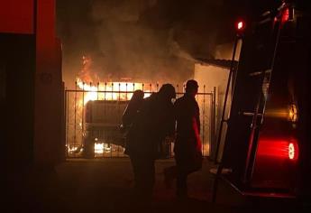 Se incendia camioneta y una casa por acumulación de gas en Los Mochis