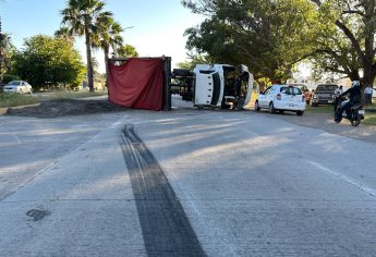 Dompe cargado de arena vuelca sobre la Mochis-Topolobampo