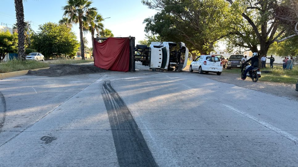 Dompe cargado de arena vuelca sobre la Mochis-Topolobampo