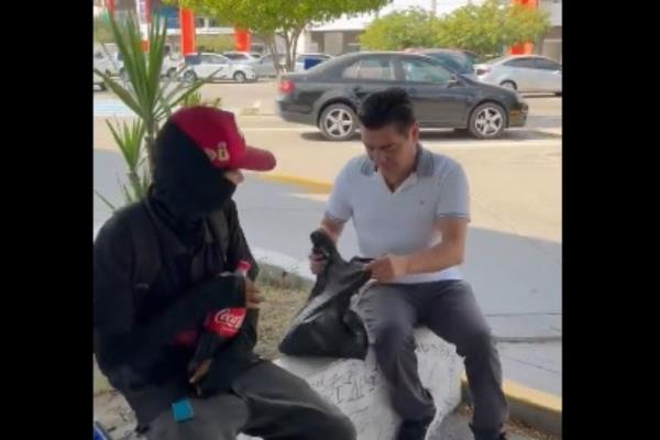 Travieso Arce se echa un taquito con limpia vidrios de Los Mochis | VIDEO