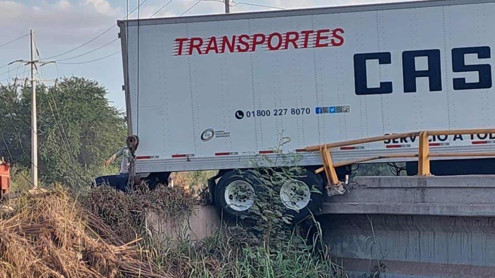 A punto de caer al Canal Lateral 18 termina un tráiler en Los Mochis