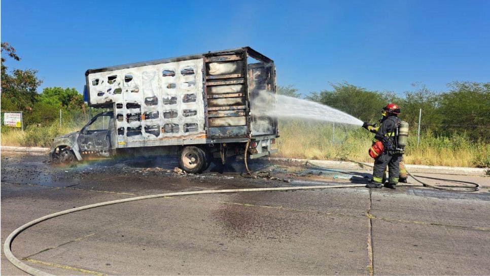 Camioneta termina calcinada por una falla mecánica al norte de Culiacán