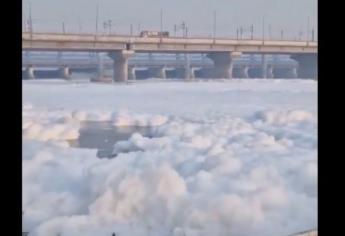 Gruesa capa de espuma tóxica cubre el río Yamuna de la India  VIDEO