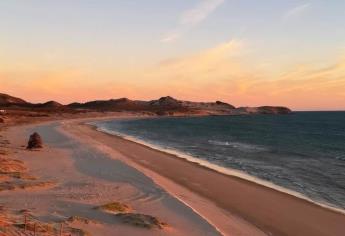 Esta playa de Sonora destaca por sus imponentes sahuaros y dunas doradas