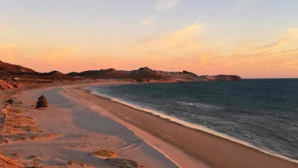 Esta playa de Sonora destaca por sus imponentes sahuaros y dunas doradas