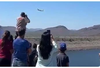 Rezan por agua en Sonora: avioneta pasea a un santo sobre la presa Oviáchic | FOTOS