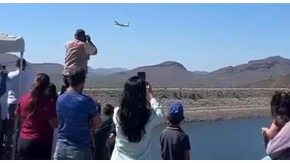 Rezan por agua en Sonora: avioneta pasea a un santo sobre la presa Oviáchic | FOTOS