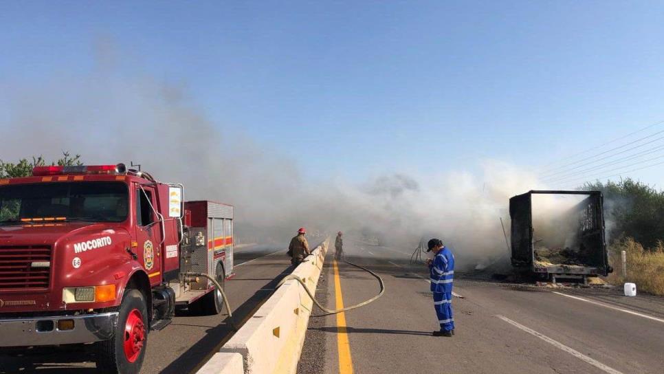 Se incendia tráiler que transportaba grano en Angostura