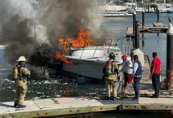 Se registra fuerte incendio en muelles de La Marina Mazatlán; dos embarcaciones fueron afectadas