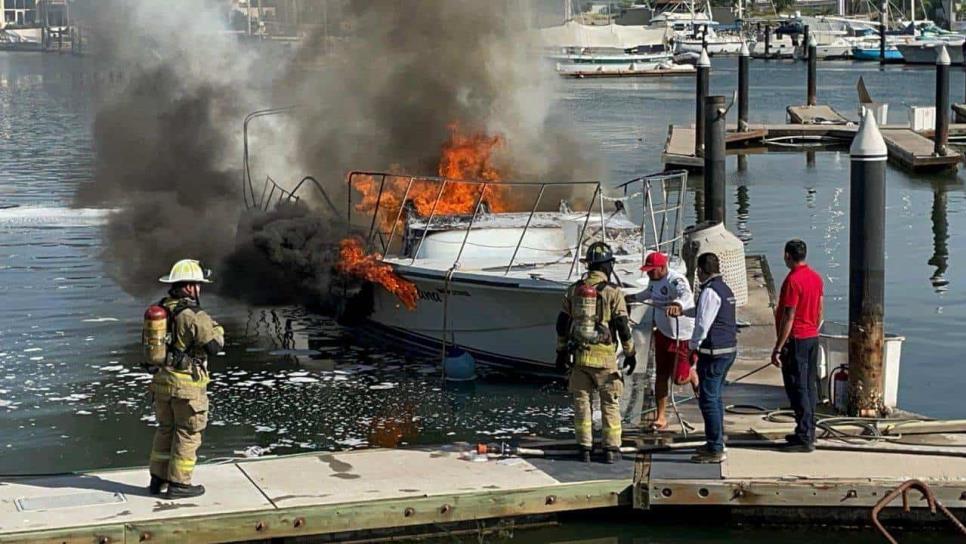 Se registra fuerte incendio en muelles de La Marina Mazatlán; dos embarcaciones fueron afectadas