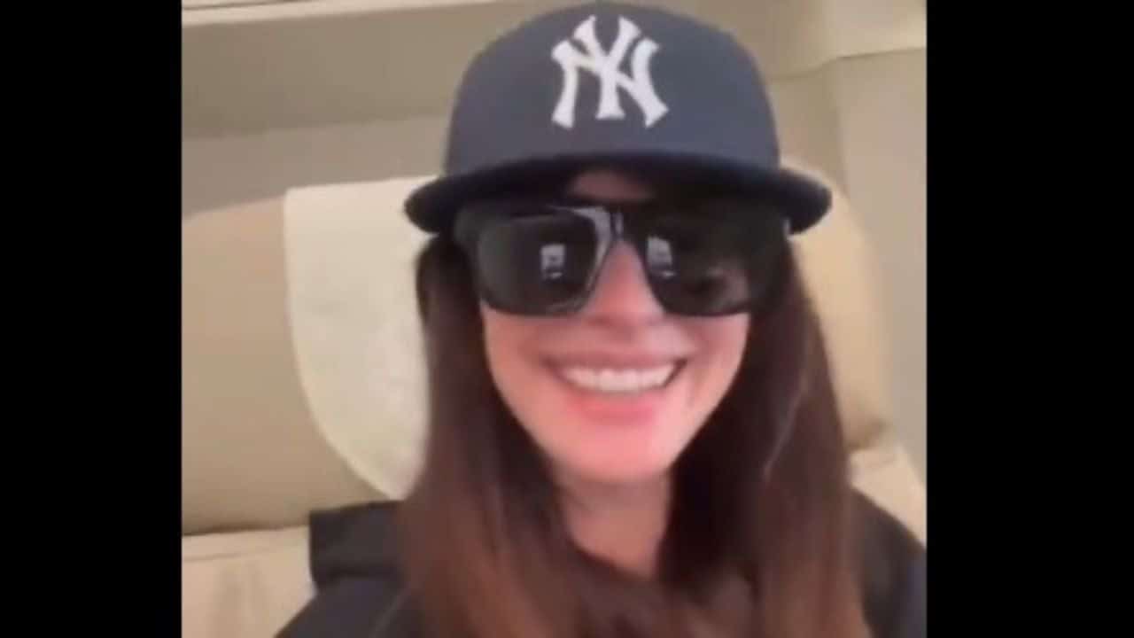 Actriz Anne Hathaway lista para apoyar a su Yankees en la Serie Mundial 2024  VIDEO