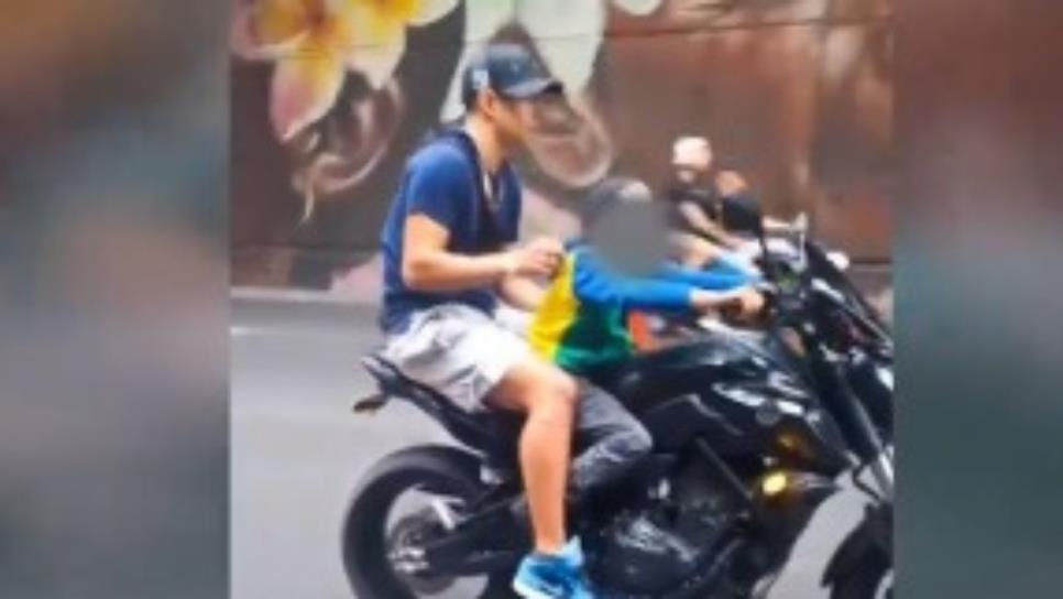 Captan a un niño manejando una moto en una rodada en la CDMX  VIDEO