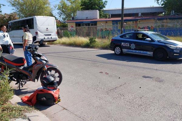 Muere pescador al chocar en su moto contra un camión urbano en Los Mochis