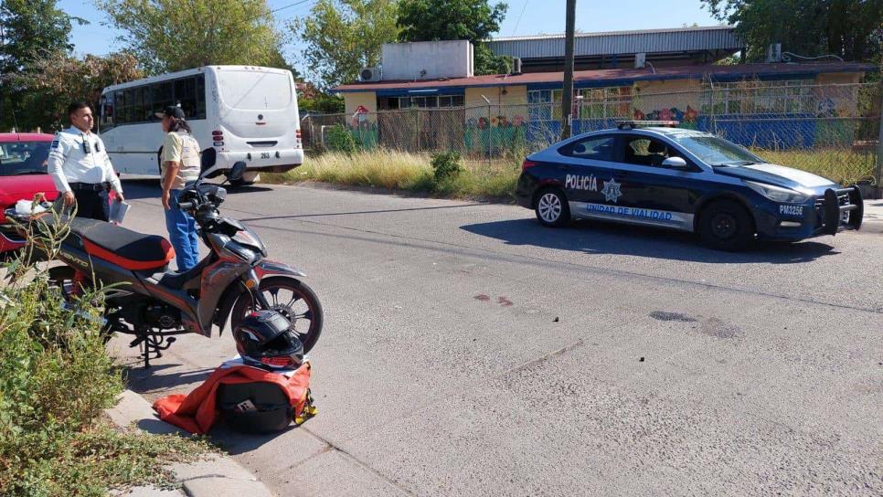 Muere pescador al chocar en su moto contra un camión urbano en Los Mochis