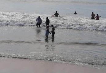 Salvavidas de Mazatlán rescatan a 5 turistas de ahogarse en playas del puerto