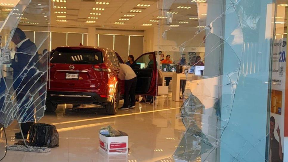 Se equivoca de pedal y termina con todo y vagoneta dentro de un edificio