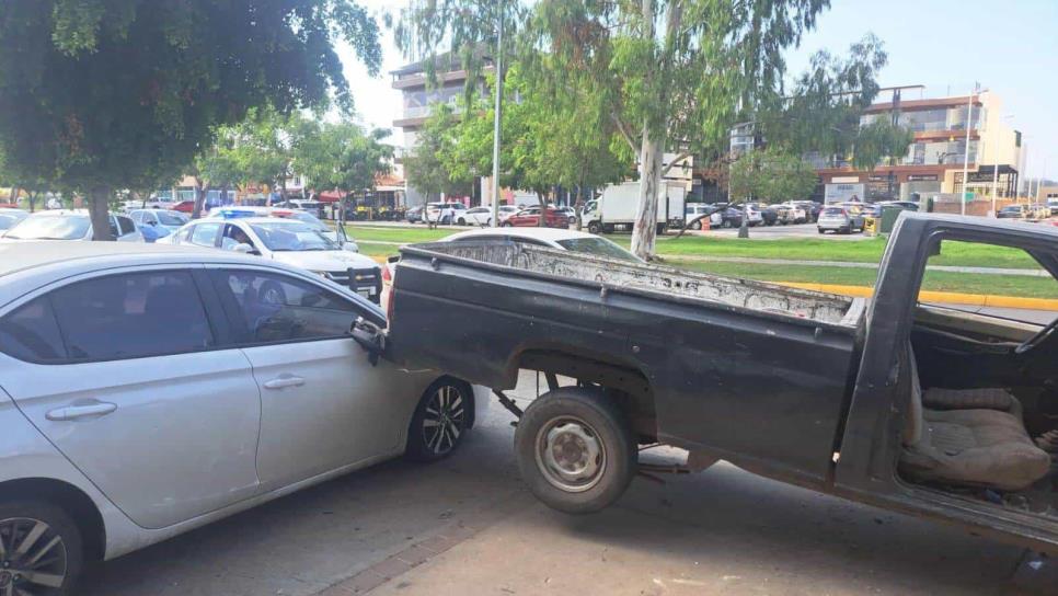 Carambola deja un lesionado y cuantiosos daños materiales cerca de La Marina en Mazatlán