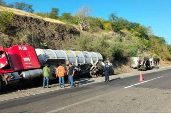 Vuelca tráiler con dos pipas cargados de combustible en la autopista La Costera en Mocorito