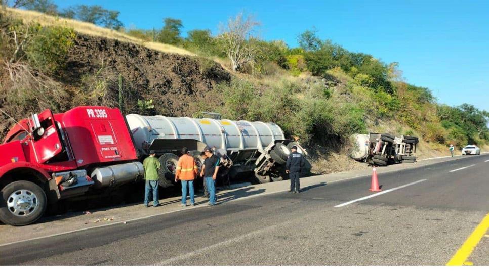 Vuelca tráiler con dos pipas cargados de combustible en la autopista La Costera en Mocorito