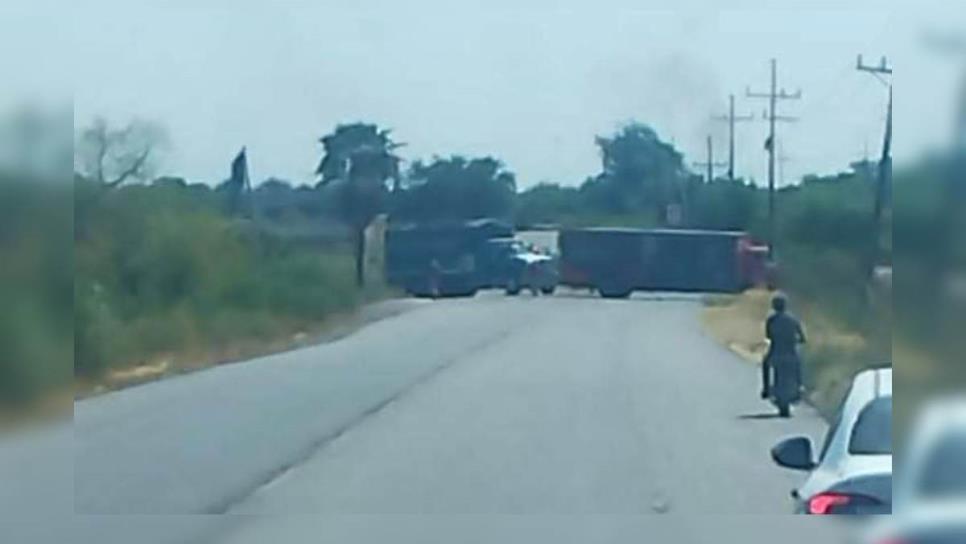 Despojan camión para bloquear la carretera Culiacán - Eldorado