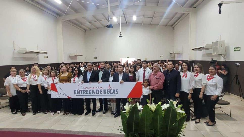 Patronato Pro Educación entrega 3 millones de pesos en becas para estudiantes de Ahome