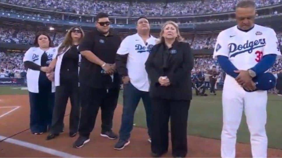 Serie Mundial 2024: Corean el nombre de Fernando Valenzuela en el Dodger Stadium