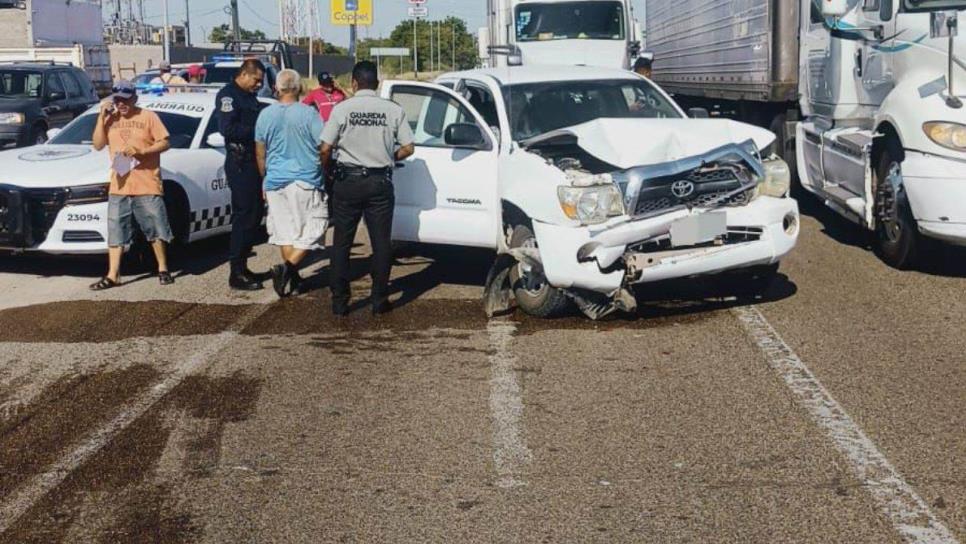 Tráiler choca a conductor de una camioneta en la México 15 en El Tajito, Guasave