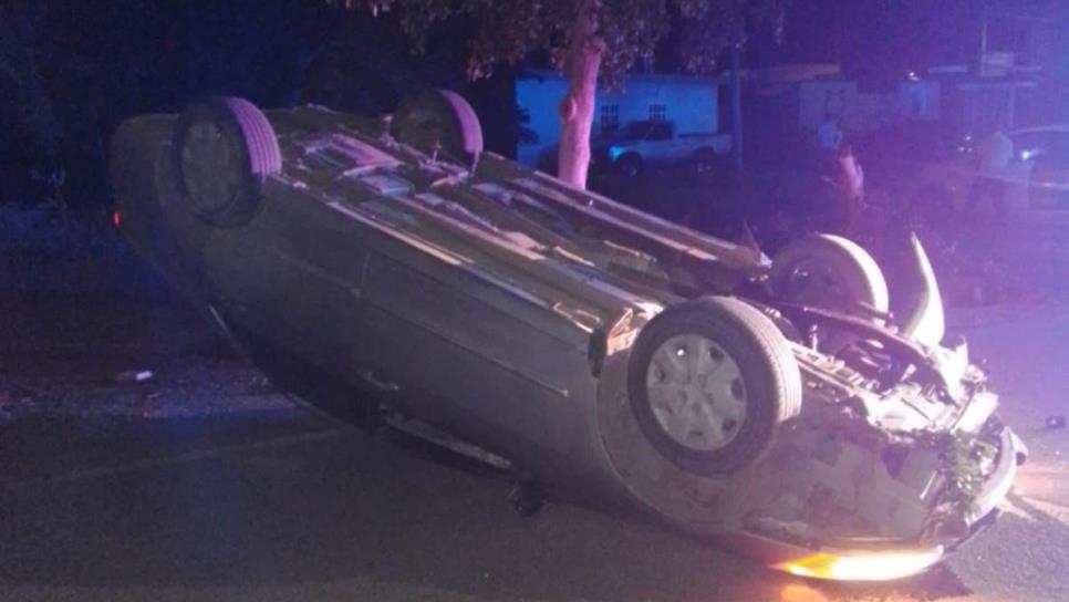 Vuelca joven en la carretera del poblado Tecomate, Guasave