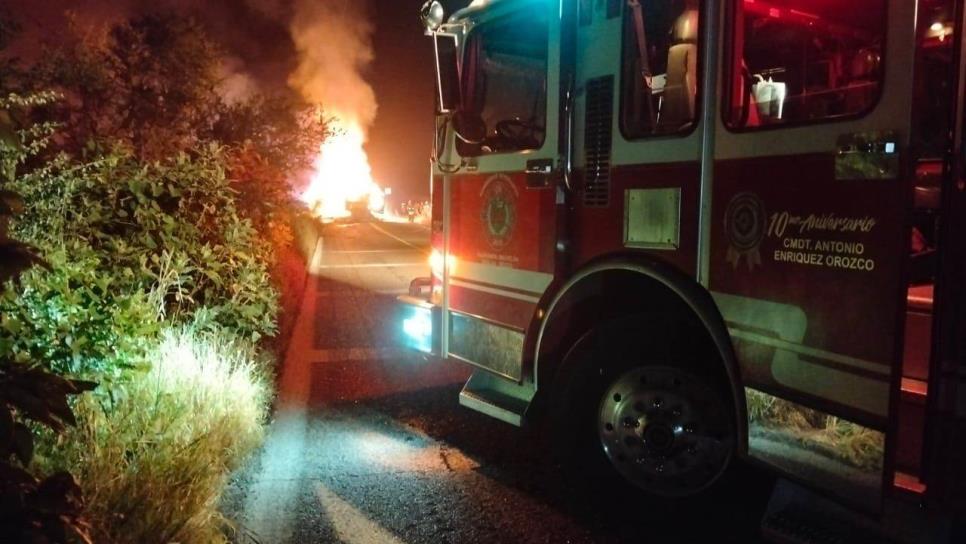 Doble incendio de vehículos en la México 15 en Mazatlán y El Rosario