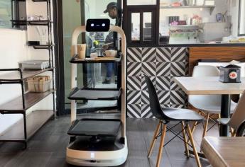 Conoce a Cío el robot que sirve crepas y café en Culiacán