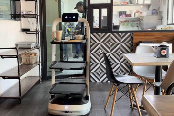 Conoce a Cío el robot que sirve crepas y café en Culiacán