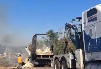 Se mantiene cierre a la circulación de la México 15 en El Rosario por incendio de tráiler