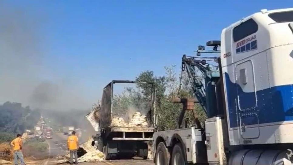 Se mantiene cierre a la circulación de la México 15 en El Rosario por incendio de tráiler