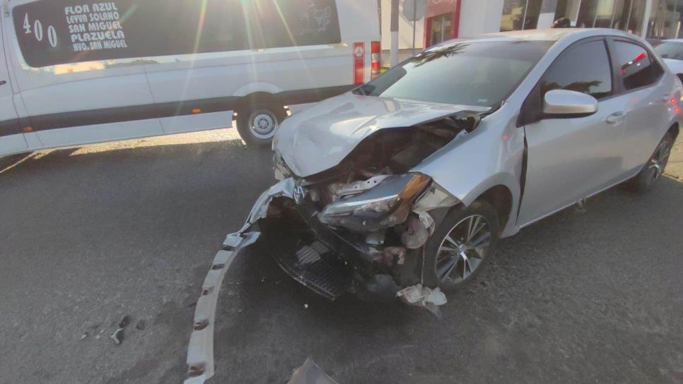 Choque en el sector centro de Los Mochis deja dos personas lesionadas