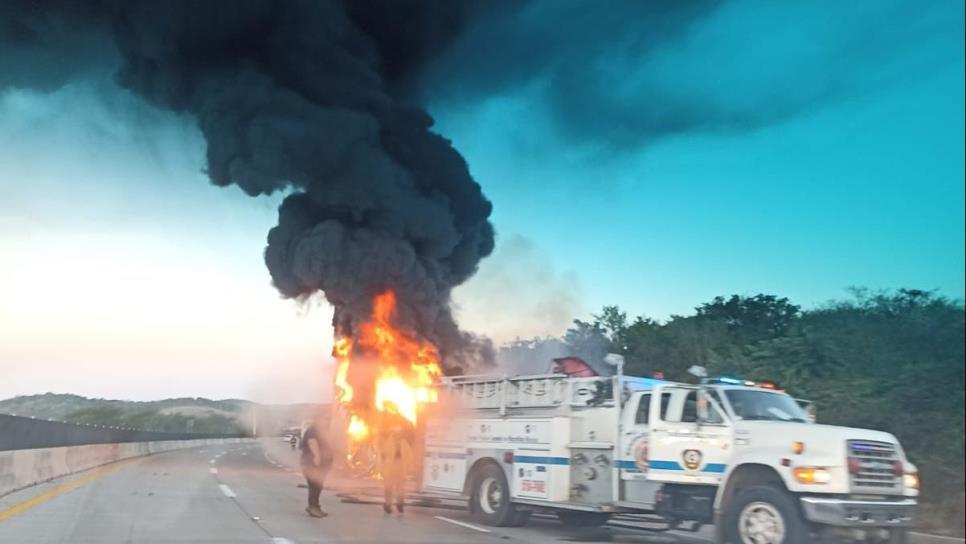 Se incendia tráiler en el acceso a la carretera Mazatlán-Tepic, por la zona norte del municipio